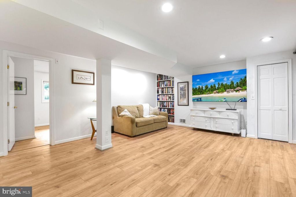 Image 26 of property listing at 5 PERSIMMON CT, Bethesda, MD 20817