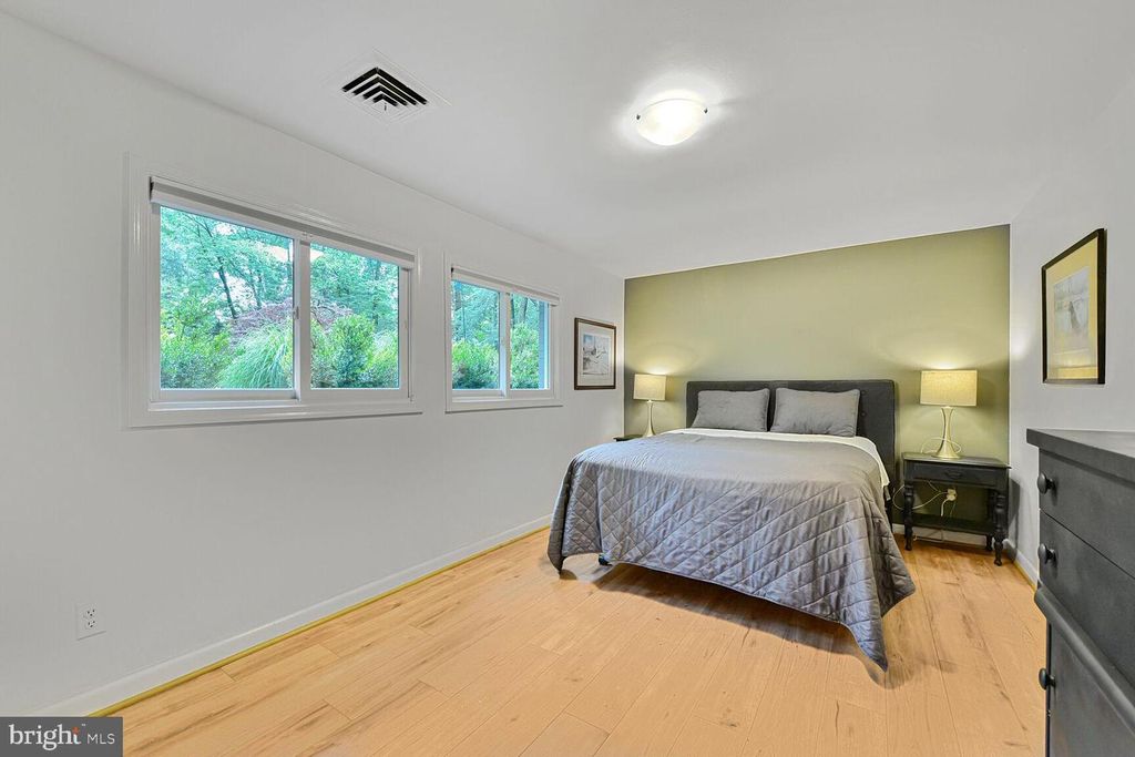 Image 27 of property listing at 5 PERSIMMON CT, Bethesda, MD 20817