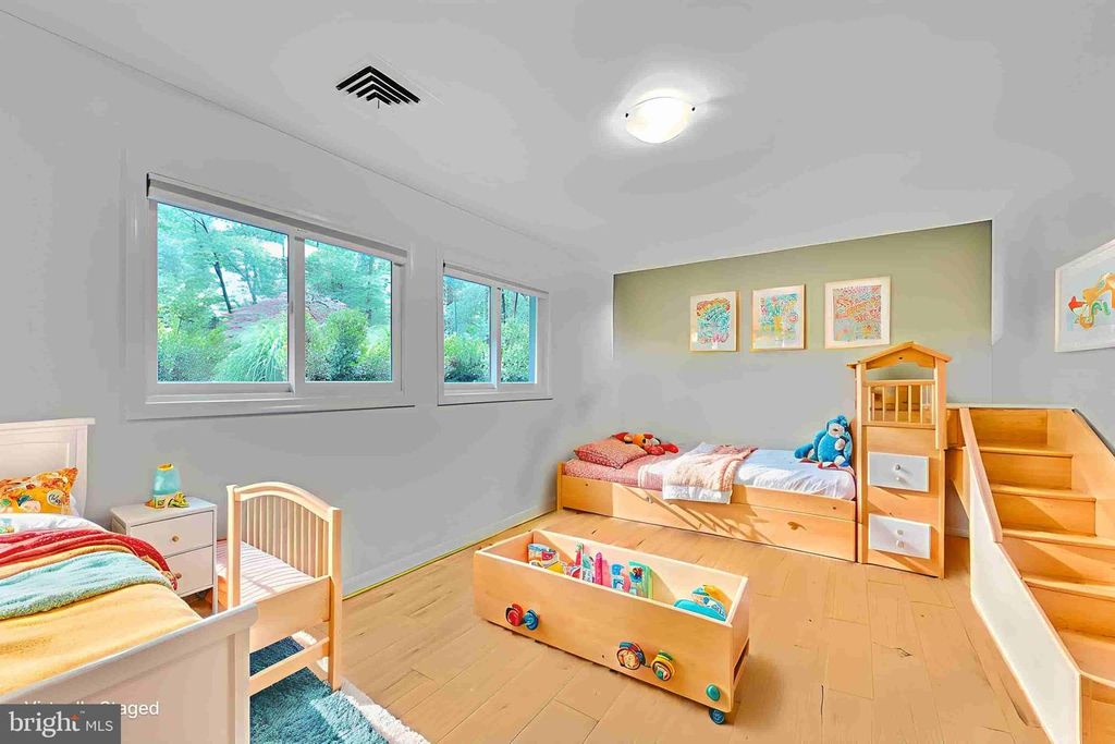 Image 28 of property listing at 5 PERSIMMON CT, Bethesda, MD 20817