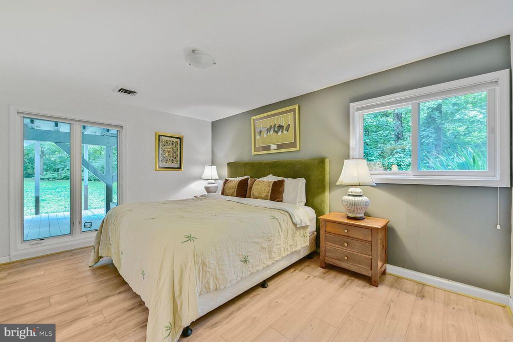 Image 29 of property listing at 5 PERSIMMON CT, Bethesda, MD 20817