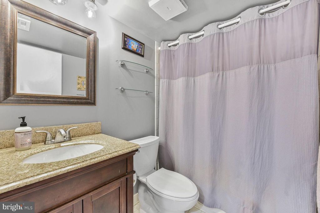 Image 31 of property listing at 5 PERSIMMON CT, Bethesda, MD 20817