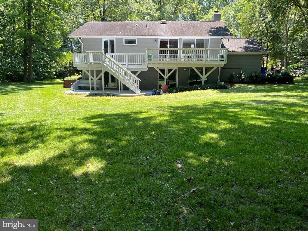Image 32 of property listing at 5 PERSIMMON CT, Bethesda, MD 20817
