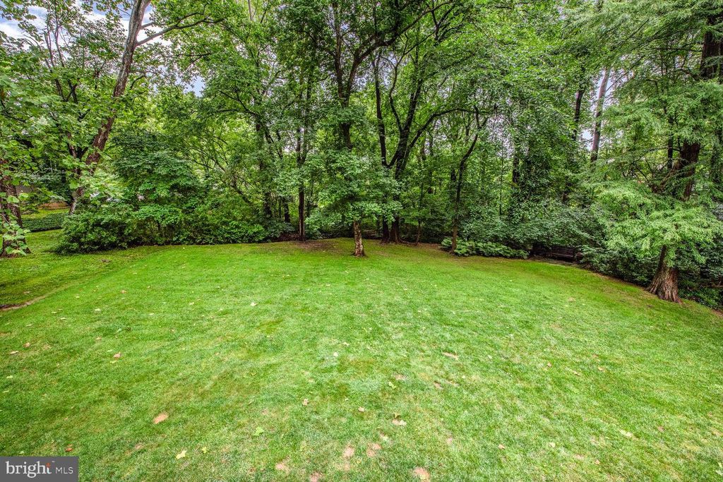 Image 34 of property listing at 5 PERSIMMON CT, Bethesda, MD 20817