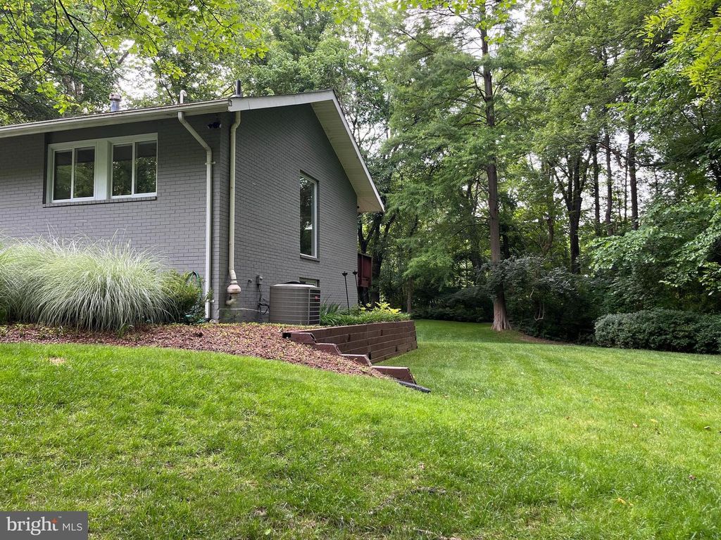 Image 35 of property listing at 5 PERSIMMON CT, Bethesda, MD 20817