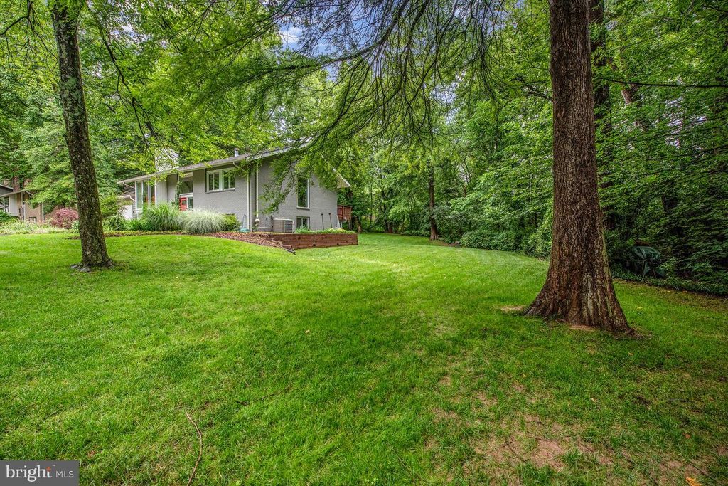 Image 36 of property listing at 5 PERSIMMON CT, Bethesda, MD 20817