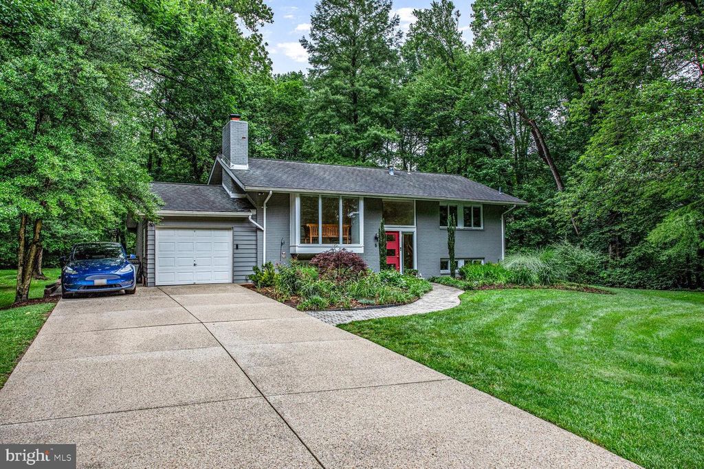 Image 37 of property listing at 5 PERSIMMON CT, Bethesda, MD 20817