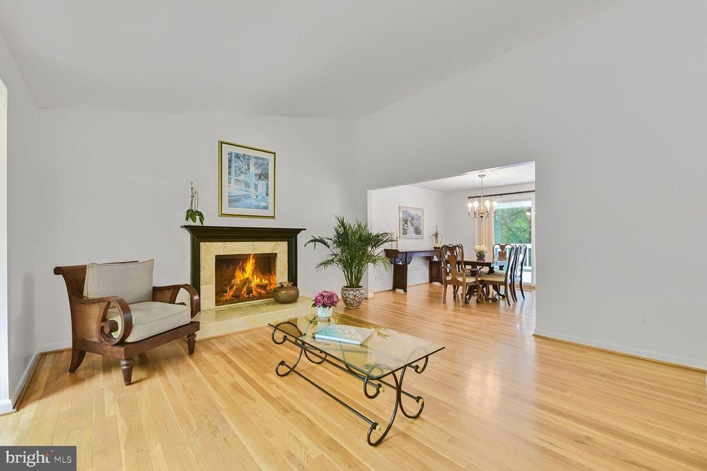 Image 4 of property listing at 5 PERSIMMON CT, Bethesda, MD 20817