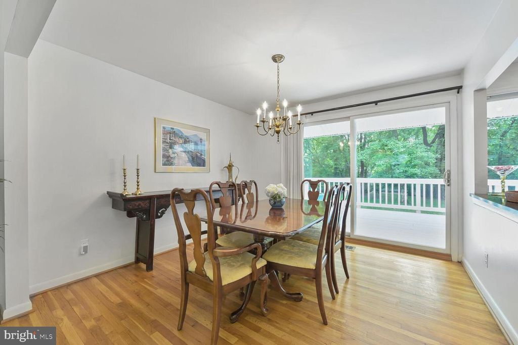 Image 5 of property listing at 5 PERSIMMON CT, Bethesda, MD 20817