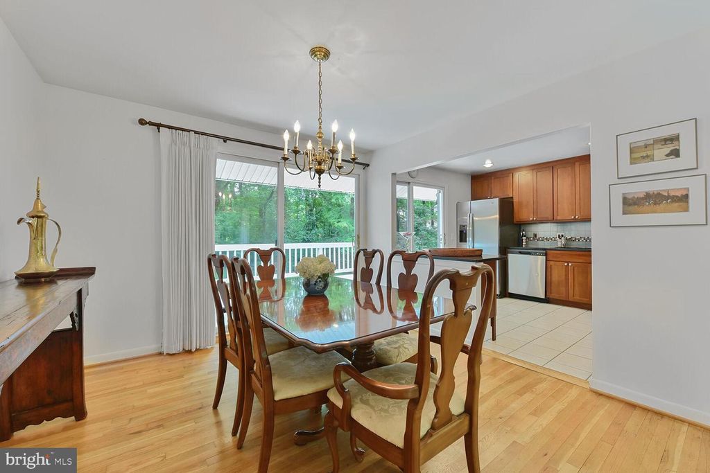 Image 6 of property listing at 5 PERSIMMON CT, Bethesda, MD 20817