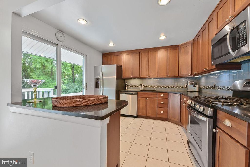 Image 7 of property listing at 5 PERSIMMON CT, Bethesda, MD 20817