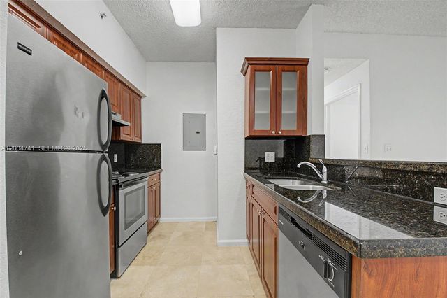 7000 SW 80th St 104, Miami, FL 33143