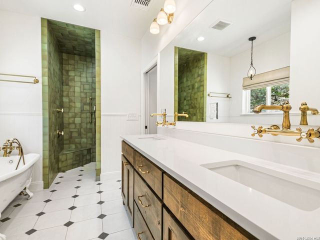 223 Canyon View Dr, Pipe Creek, TX 78063