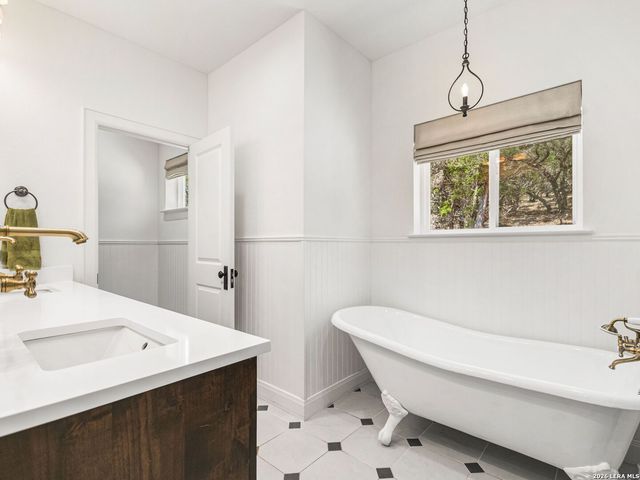 223 Canyon View Dr, Pipe Creek, TX 78063