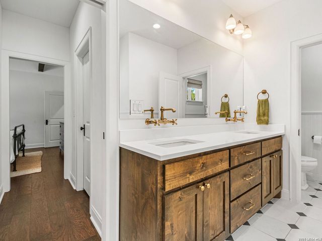 223 Canyon View Dr, Pipe Creek, TX 78063
