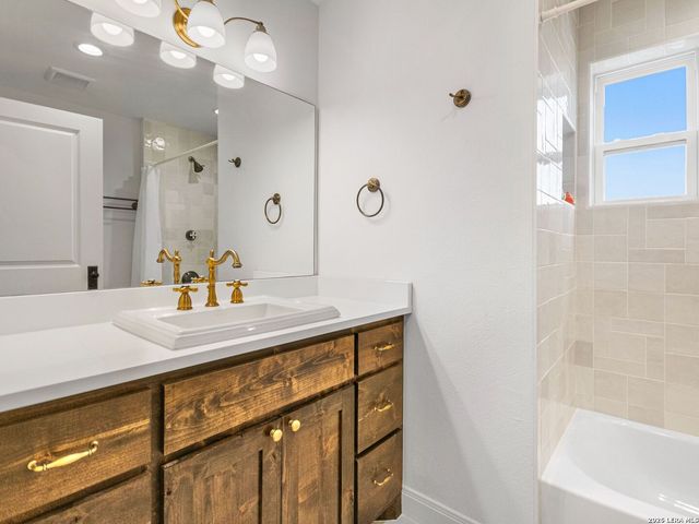 223 Canyon View Dr, Pipe Creek, TX 78063