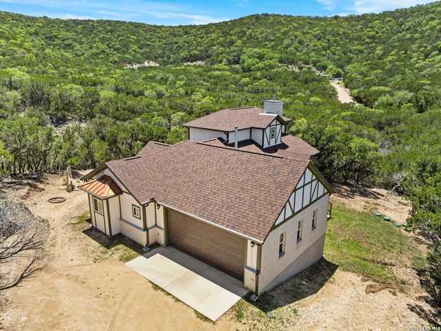223 Canyon View Dr, Pipe Creek, TX 78063