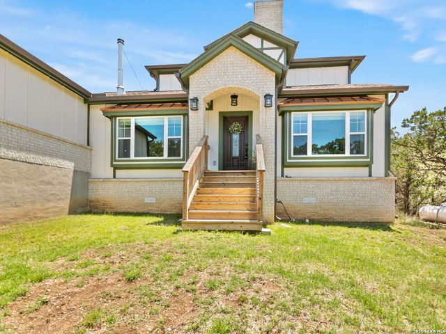 223 Canyon View Dr, Pipe Creek, TX 78063