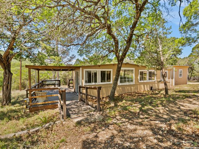 223 Canyon View Dr, Pipe Creek, TX 78063