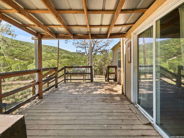 223 Canyon View Dr, Pipe Creek, TX 78063