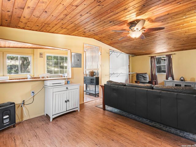 223 Canyon View Dr, Pipe Creek, TX 78063