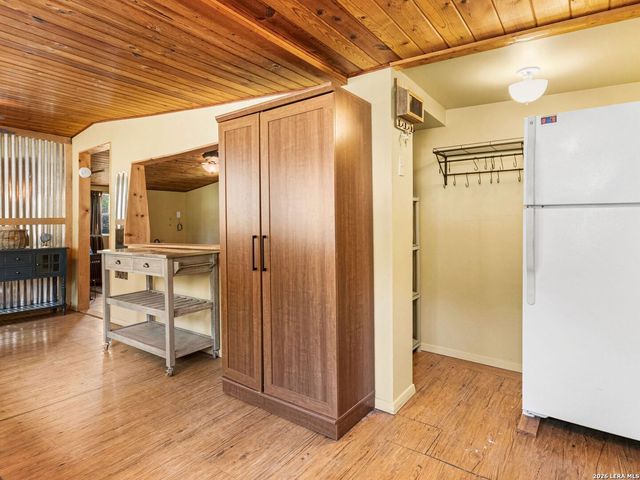 223 Canyon View Dr, Pipe Creek, TX 78063