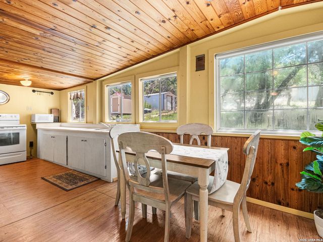 223 Canyon View Dr, Pipe Creek, TX 78063