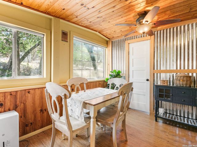 223 Canyon View Dr, Pipe Creek, TX 78063