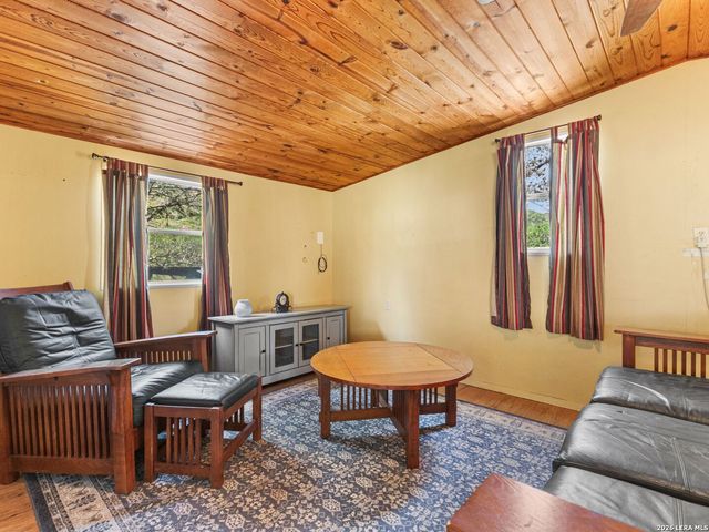 223 Canyon View Dr, Pipe Creek, TX 78063