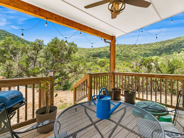 223 Canyon View Dr, Pipe Creek, TX 78063
