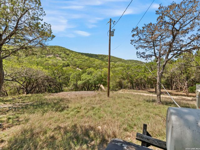 223 Canyon View Dr, Pipe Creek, TX 78063