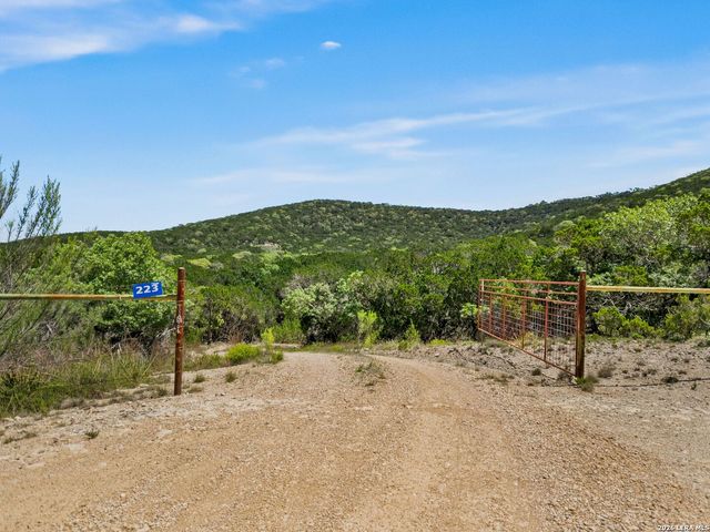 223 Canyon View Dr, Pipe Creek, TX 78063