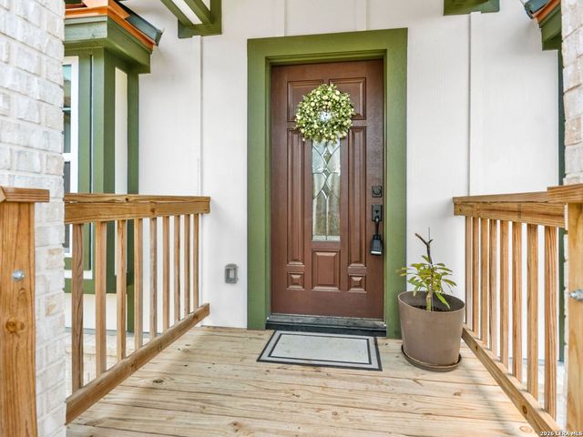 223 Canyon View Dr, Pipe Creek, TX 78063