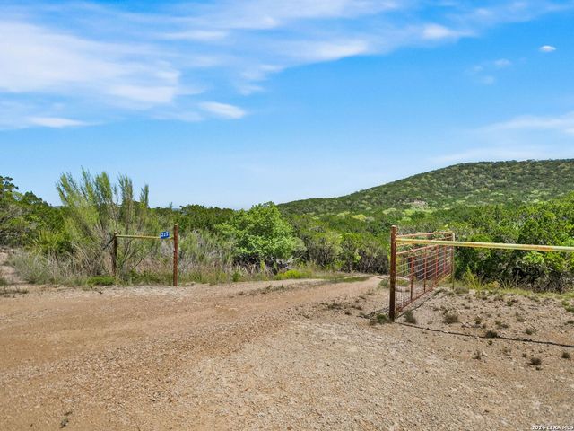 223 Canyon View Dr, Pipe Creek, TX 78063