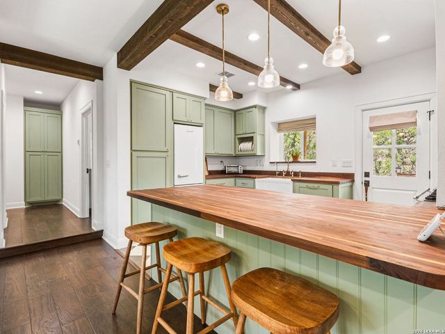 223 Canyon View Dr, Pipe Creek, TX 78063