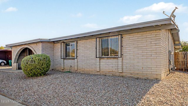 7441 N Patriot Drive, Tucson, AZ 85741