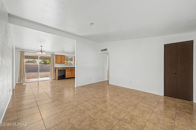 7441 N Patriot Drive, Tucson, AZ 85741