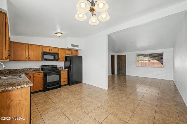 7441 N Patriot Drive, Tucson, AZ 85741