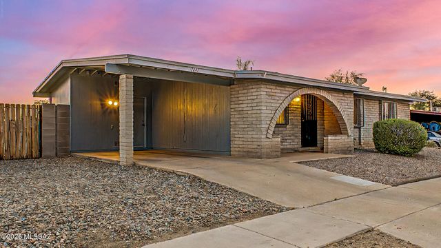 7441 N Patriot Drive, Tucson, AZ 85741