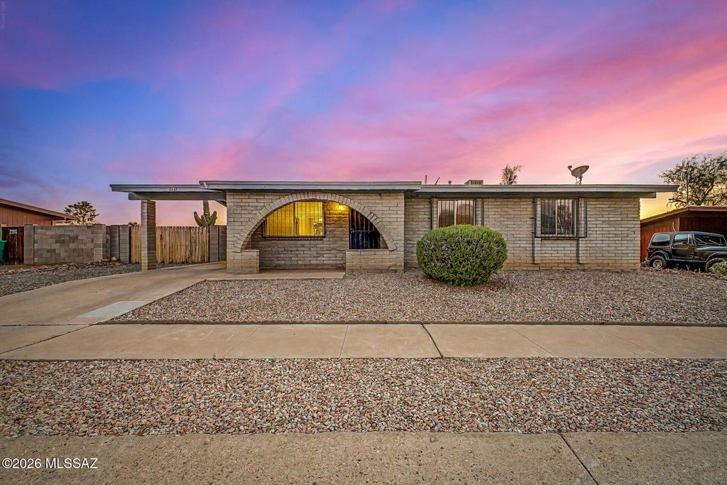 7441 N Patriot Drive, Tucson, AZ 85741
