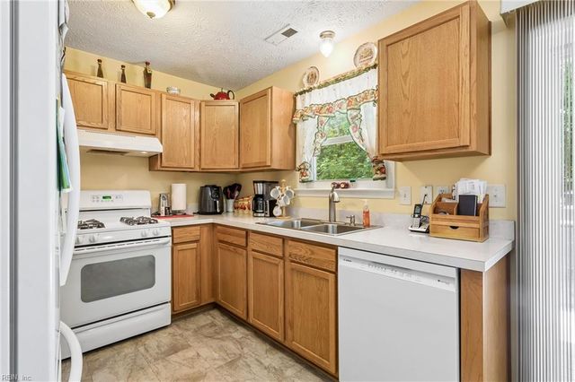 3809 Stream Dr, Gloucester, VA 23061