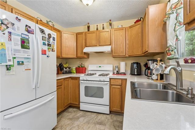 3809 Stream Dr, Gloucester, VA 23061