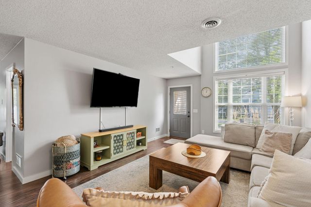 2836 Coach Court, Chanhassen, MN 55317