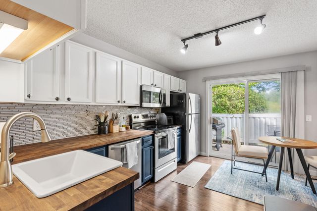 2836 Coach Court, Chanhassen, MN 55317
