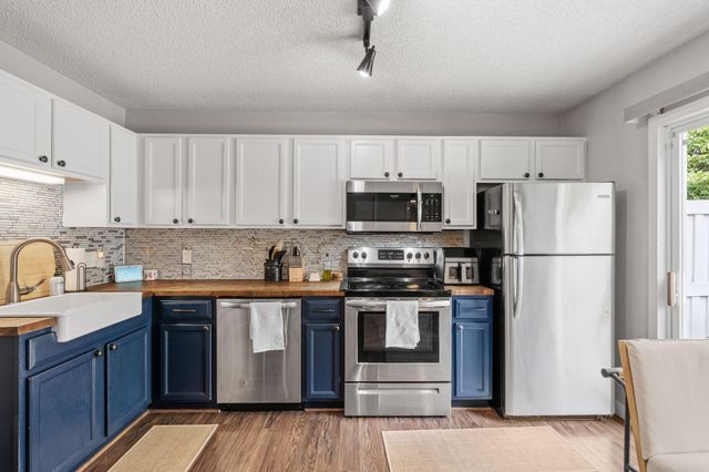 2836 Coach Court, Chanhassen, MN 55317