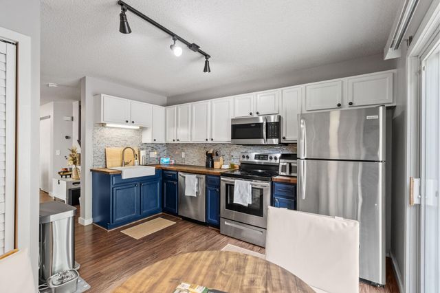 2836 Coach Court, Chanhassen, MN 55317