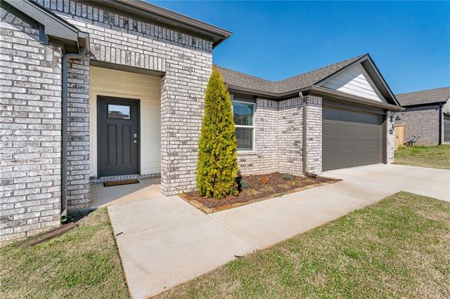 982 Emerald Street, Prairie Grove, AR 72753