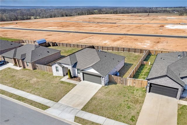 982 Emerald Street, Prairie Grove, AR 72753