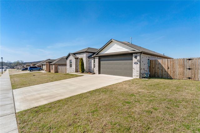 982 Emerald Street, Prairie Grove, AR 72753