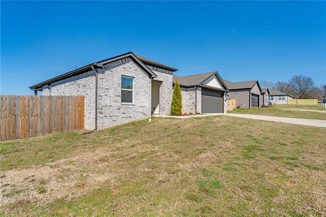 982 Emerald Street, Prairie Grove, AR 72753
