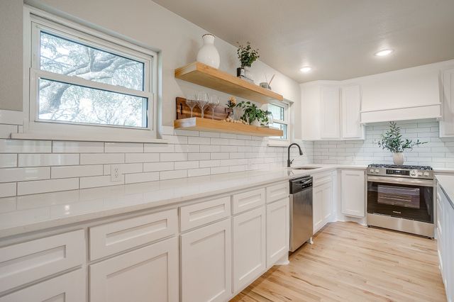 103 Vanshire Road W, Lakeside, TX 76108